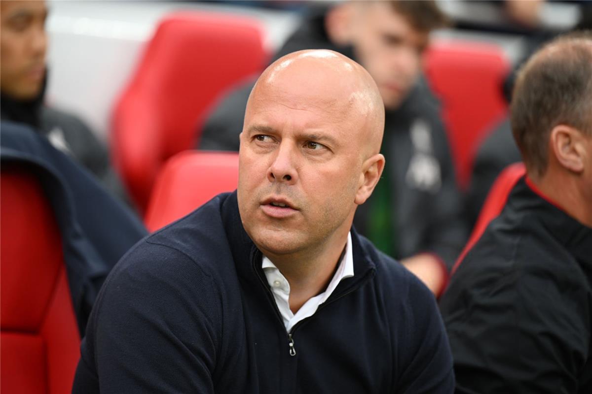 سلوت: مدرب وحيد يجعلني أشعر بالتوتر.. وخسارة الألقاب ستطاردنا لعقود - بطولات